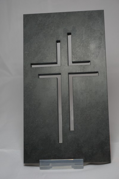 Schieferplatte mit durchbrochenem Kreuz