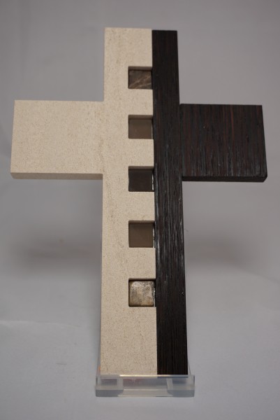 Marmor-Holzkreuz mit Glaseinlage